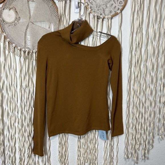L'Agence Gold Nicky Cut Out Turtleneck Long Sleeve Sweater - Picture 6 of 12